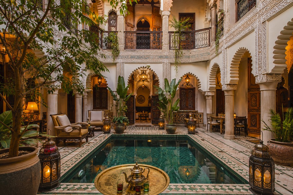 Cortile di un riad marocchino con piscina e archi