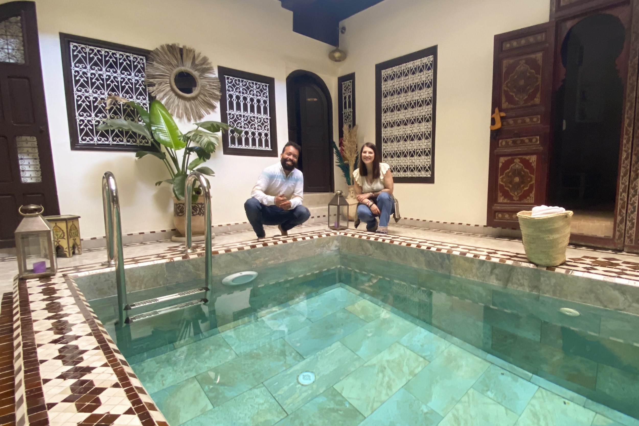 Sonia e Omar insieme accanto alla piscina interna di un riad